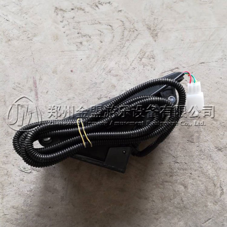 腳踏板_電瓶碰碰車_游樂設(shè)備配件